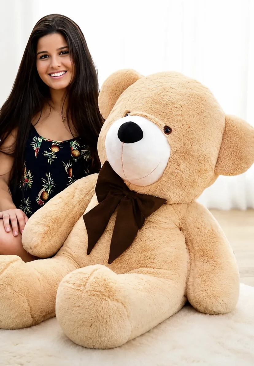 Urso Gigante de Pelúcia bege em ambiente claro