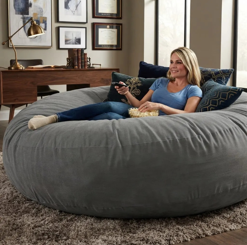 Puff Gigante Redondo cinza em ambiente de escritório