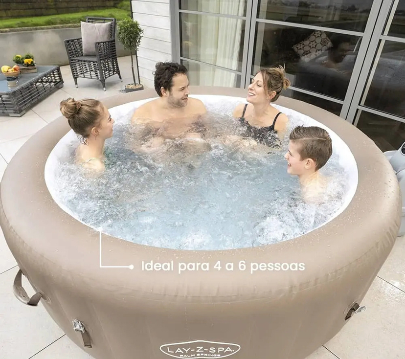Spa Ofurô Inflável em uso por quatro pessoas